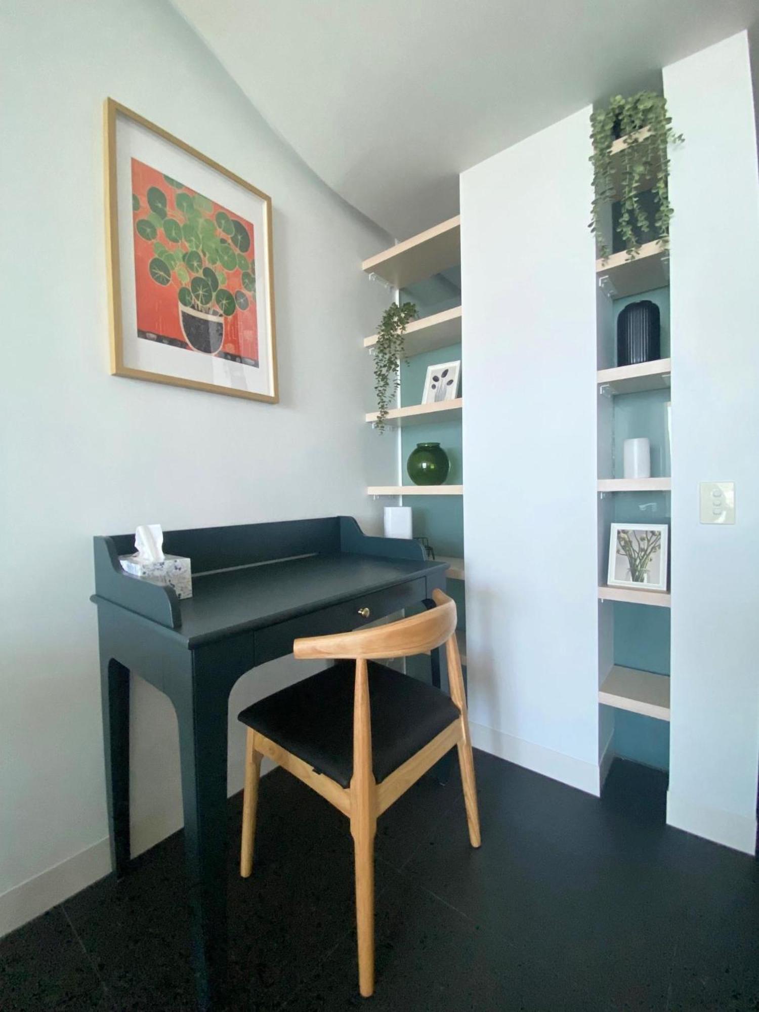 Cozy Lakeview Apartment