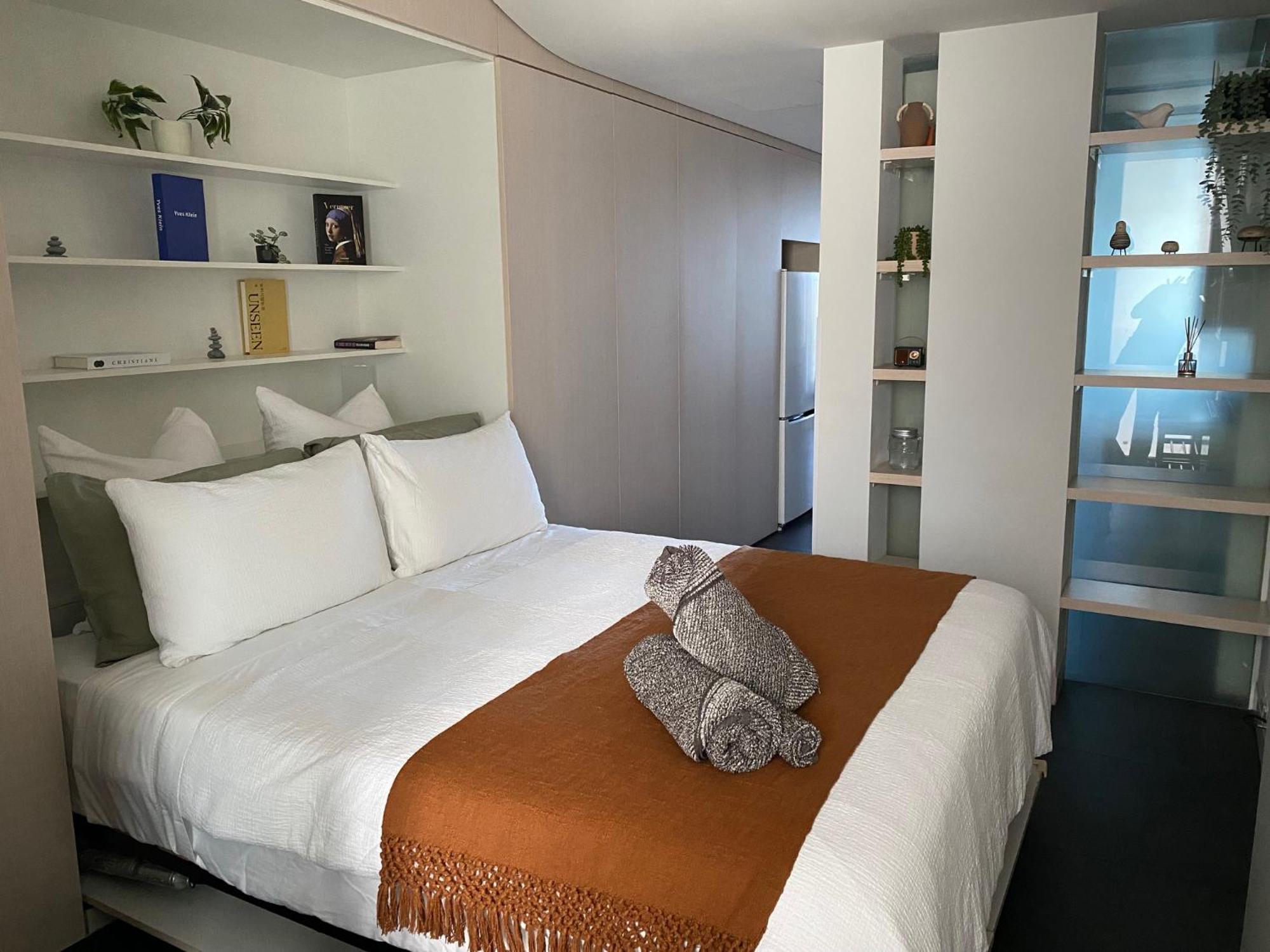 Cozy Lakeview Apartment